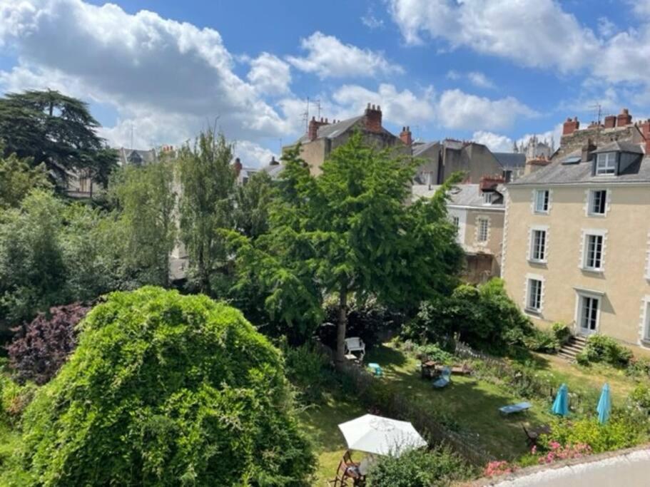 Grande Chambre Independante, Charme, Calme Sur Jardin, Nantes Centre, Acces Prive Par Escalier De L'Immeuble, Sdb & Wc Prives, 10 Minutes Gare Et Palais Des Congres المظهر الخارجي الصورة